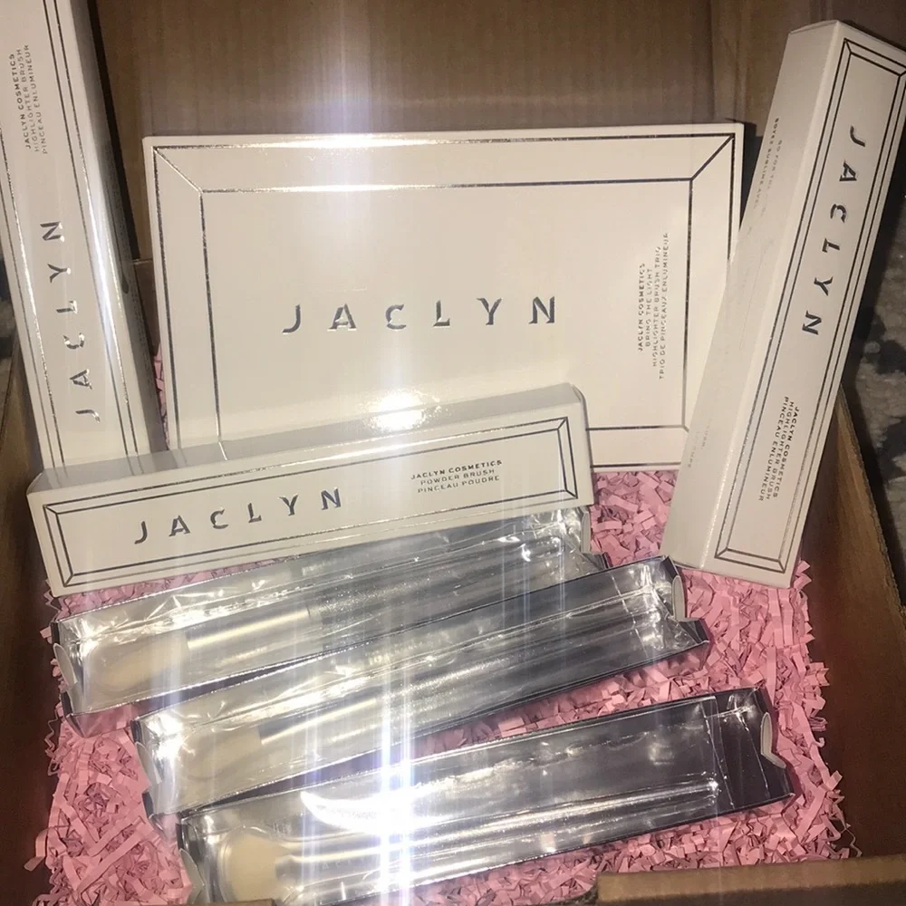 🆕🌿JACLYN COSMETICS: J02 Accent Light Highlighter Brush